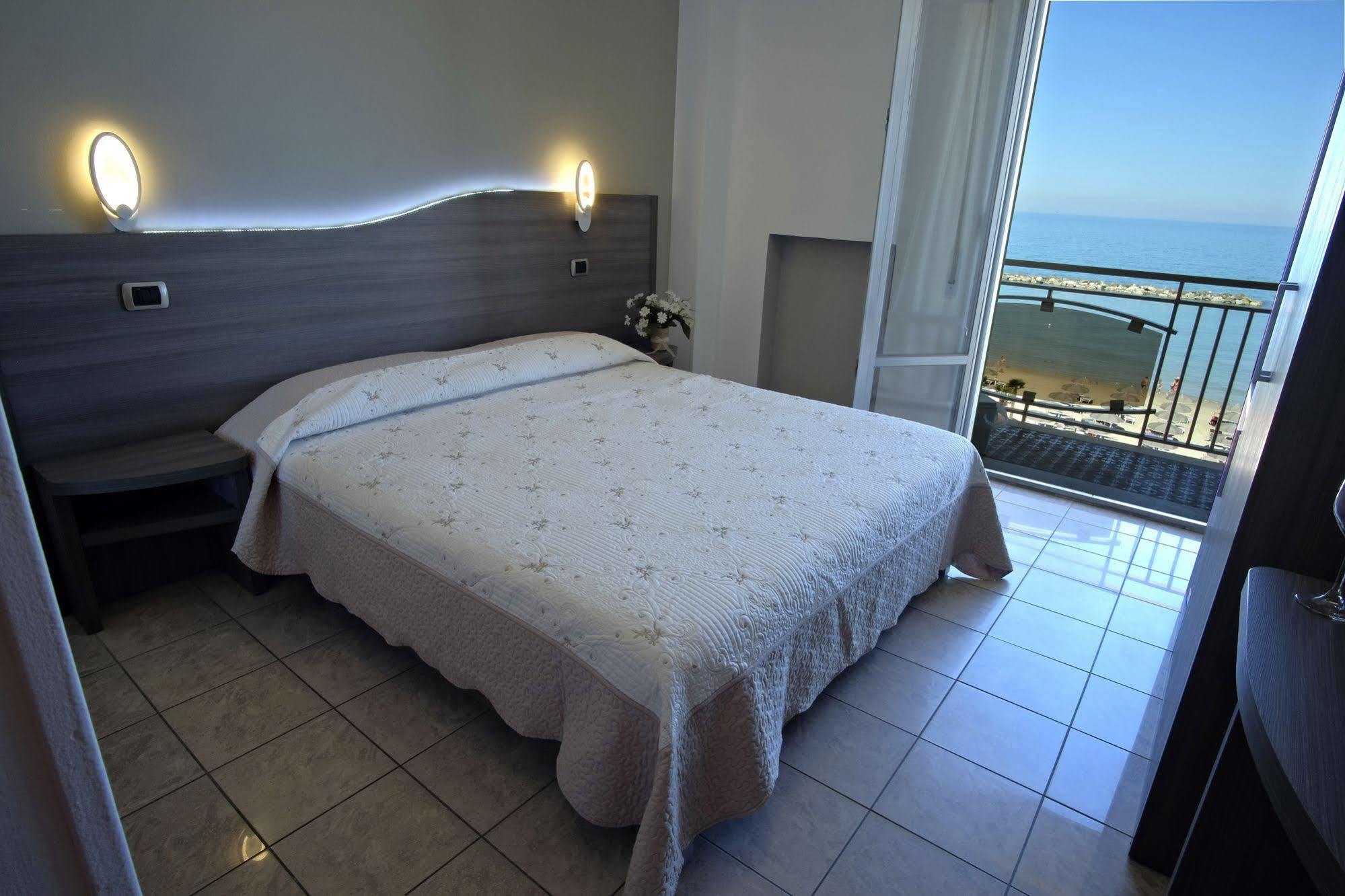 Hotel La Perla Cupra Marittima Exterior photo
